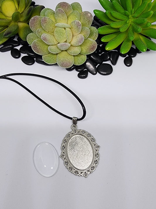 Collar con cristal ovalado